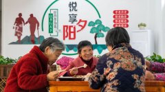 顾客呼喊着：“暖洋洋的馒头、花卷现做 